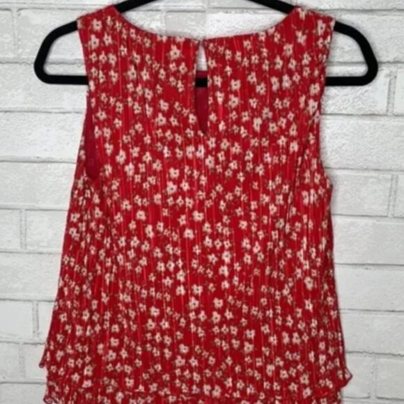 Banana Republic Red Floral Pleated Tank Top - Picture 7 of 11
